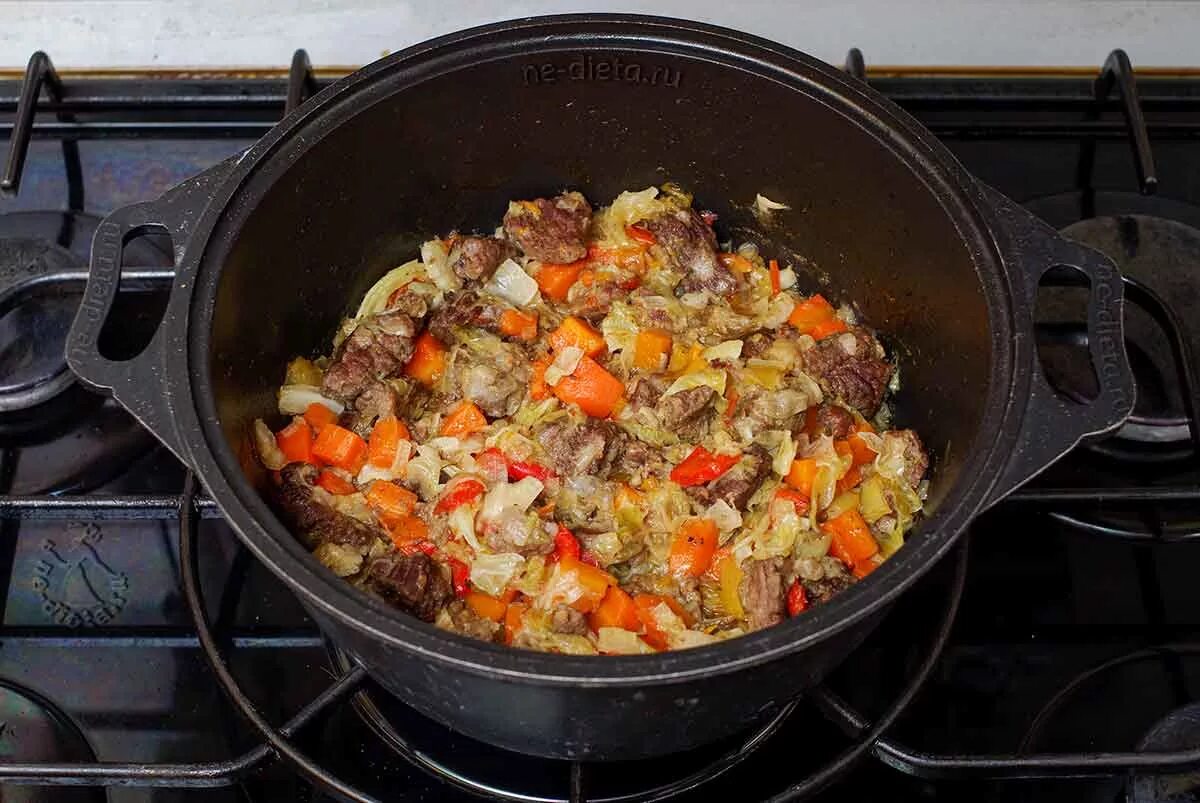 Блюда в казане. Мясо с овощами в казане на плите. Овощное рагу с мясом в казане. Мясное блюдо в казане с овощами. Мясо с овощами в казане как называется