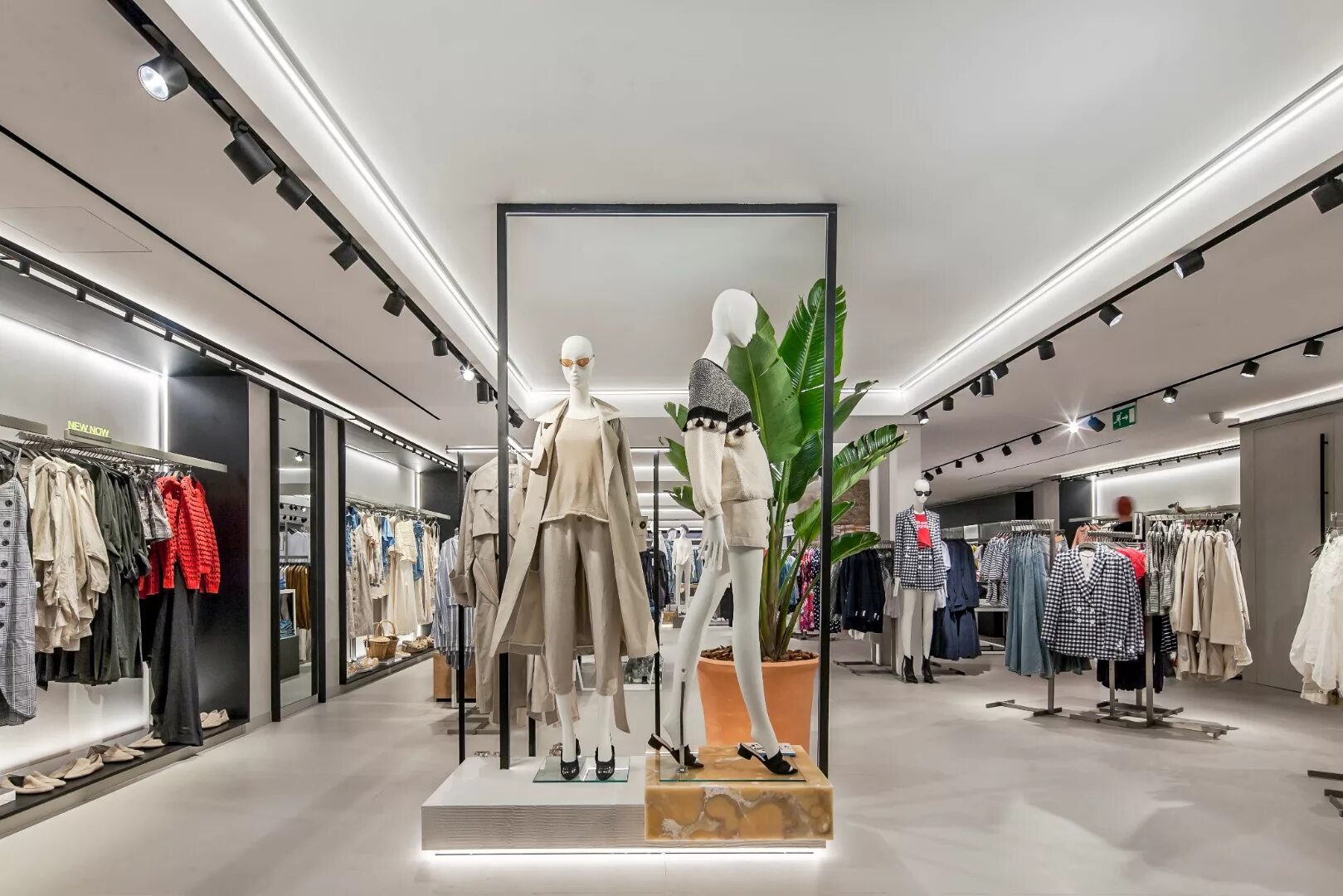 Магазин манго в симферополе. Mango одежда. Магазин манго севастополь. Mango магазин испания. Mango магазин.