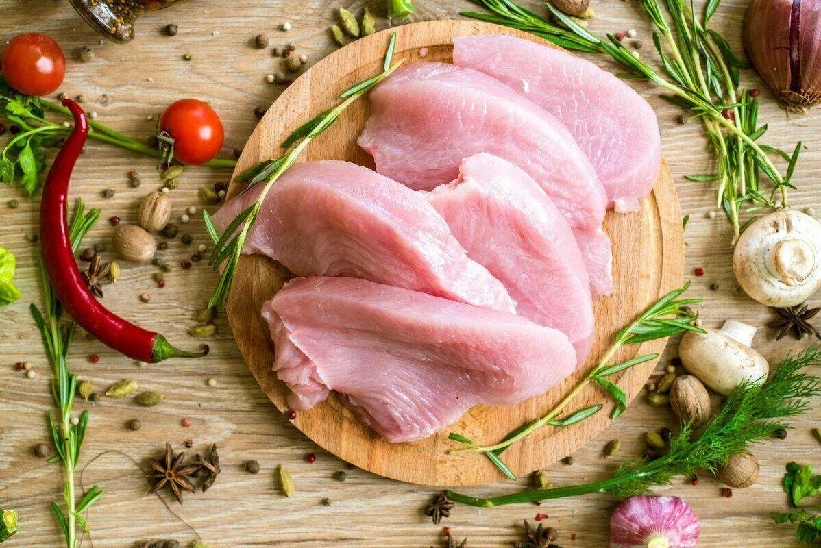 Куриное филе индейки. Филе грудки индейки. индейка сырая. постное мясо. индюшачье мясо.