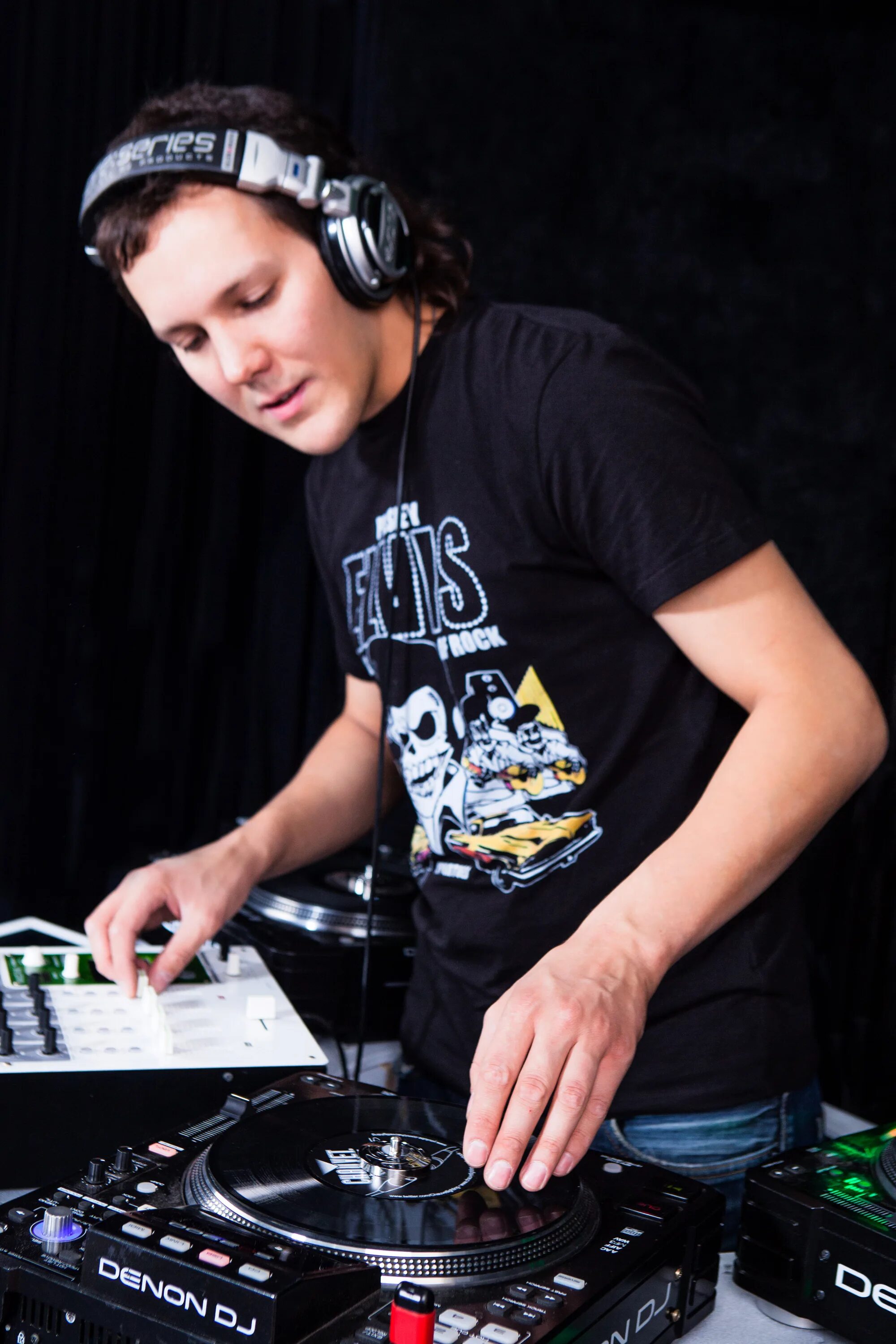 Диджей ап. Dj safiter фото. Студия диджея. Wake me up авичи. Модный диджей.