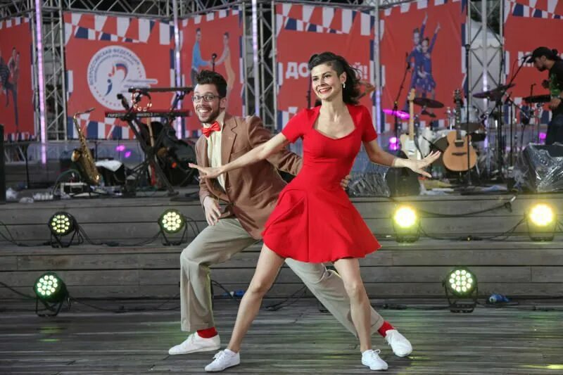 Кто исполняет рок н ролл. Рок-н-ролл и буги-вуги. рок-н-ролл (танец). танцуют рок н ролл. рокенрол танец.