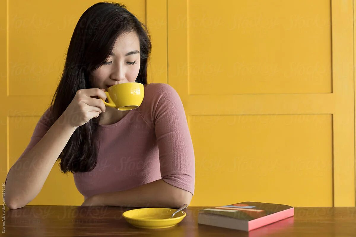 Do you drink tea. Человек чай. drink tea or coffee. asian woman drinking coffee. чашка smile with your tea желтая.