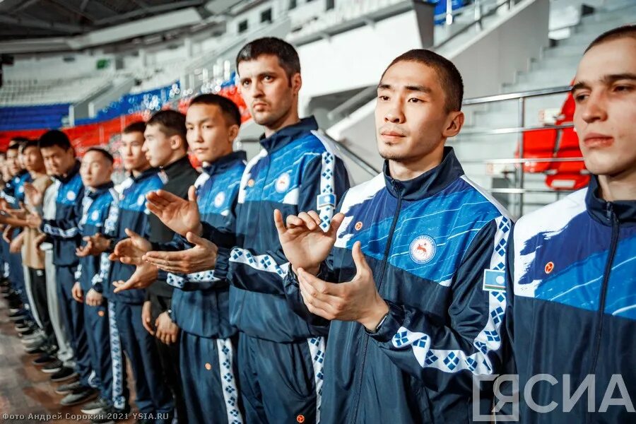 Якутские стюардессы. Форма бортпроводников ак якутия. Наумов тренер якутск. Авиакомпания якутия с днем рождения. Авиакомпания yakutia airlines.