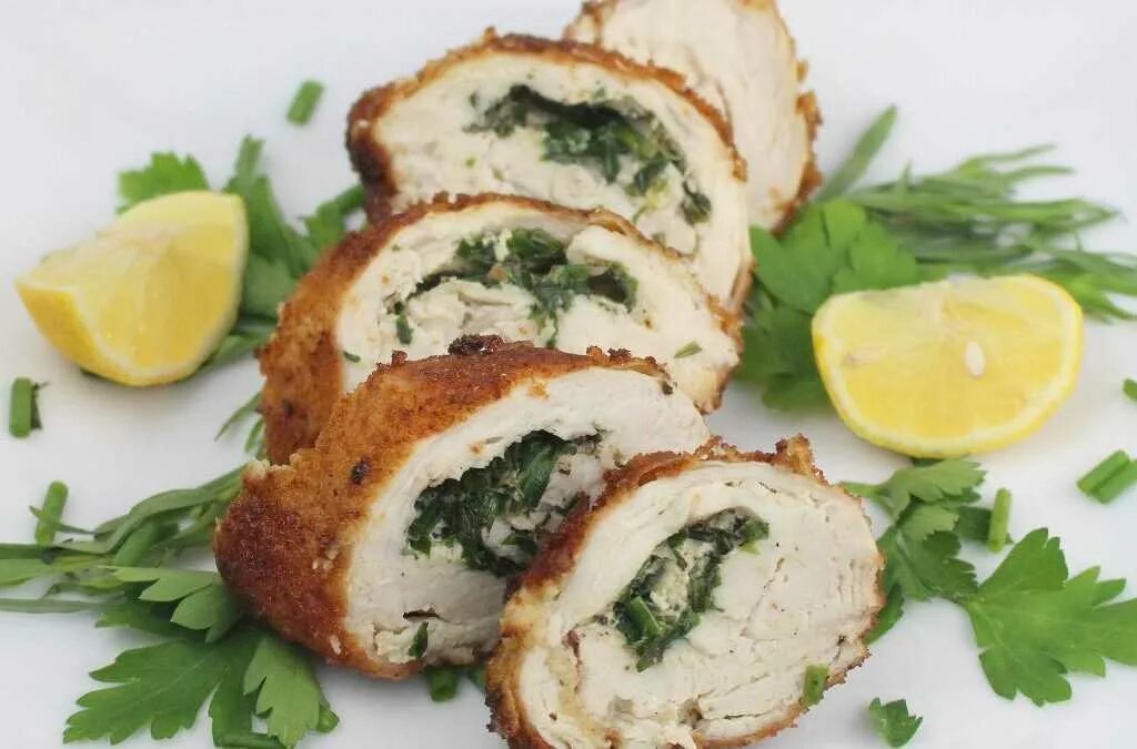 Куриные рулетики с сыром и зеленью. Куриные рулетики. рулетики из куриной грудки. куриный рулет с сыром и зеленью. рулетики из грудки утиной.
