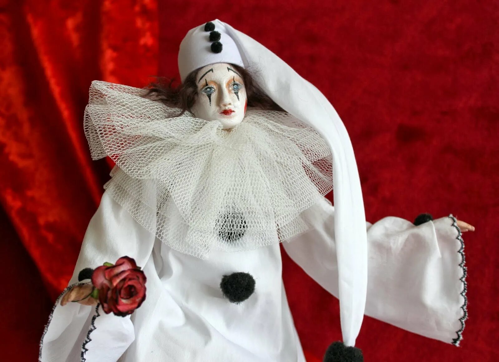 Как выглядит пьеро. Педролино пьеро. Статуэтки пьеро вертинский. Елена пьеро. Как выглядит пьеро.