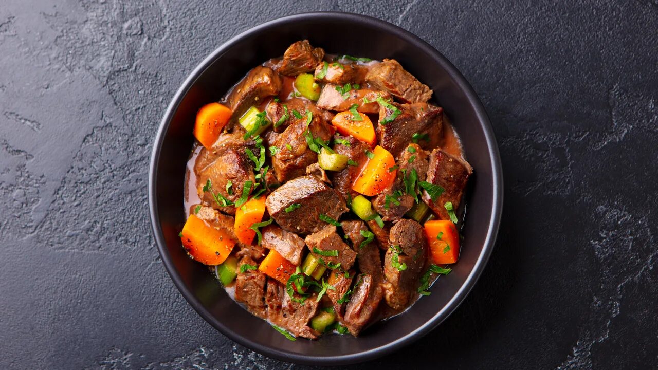 Говядина тушеная с овощами. Картинка рагу. Блюда из тушеного мяса. Рагу из бычьих хвостов. Мясное рагу арк.