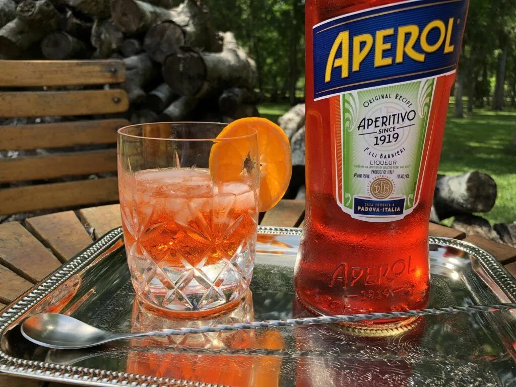 С чем пьют апероль в домашних. Aperol Spritz коктейль. Апероль ликер крепость. Сан Пеллегрино Апероль. Апероль градусы.