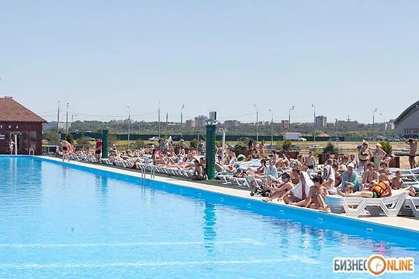 Бассейны в аквапарке ривьера казань. Аквапарк ривьера 2023 казань. Бассейн городской азнакаево. Бассейн ривьера казань. Ривьера открытый бассейн.