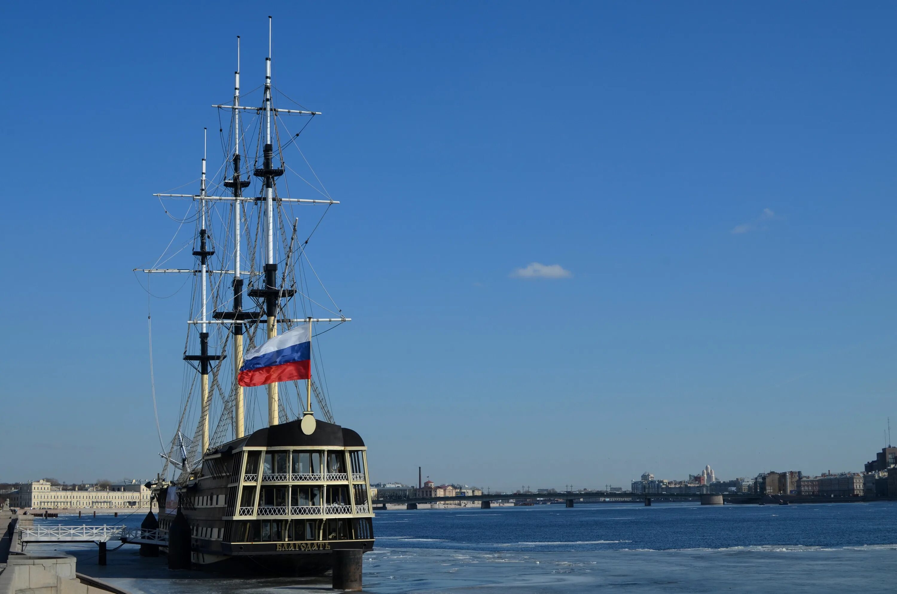 Фрегат Благодать в Санкт-Петербурге. Санкт-Петербург Петровская набережная 2а Фрегат Благодать. Херсон набережная Фрегат. Фрегат на набережной в Балахне.