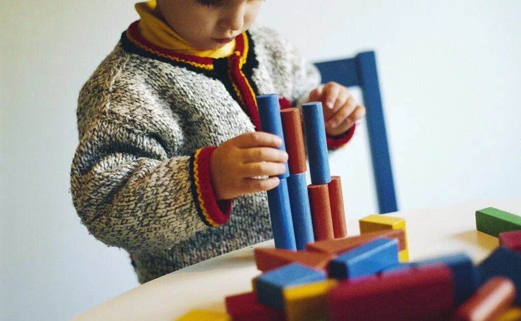 Мальчик за уроками. Кубики для детей. Развивающие курсы для вашего ребенка. Леворукие дети. Ребенок 3х лет.