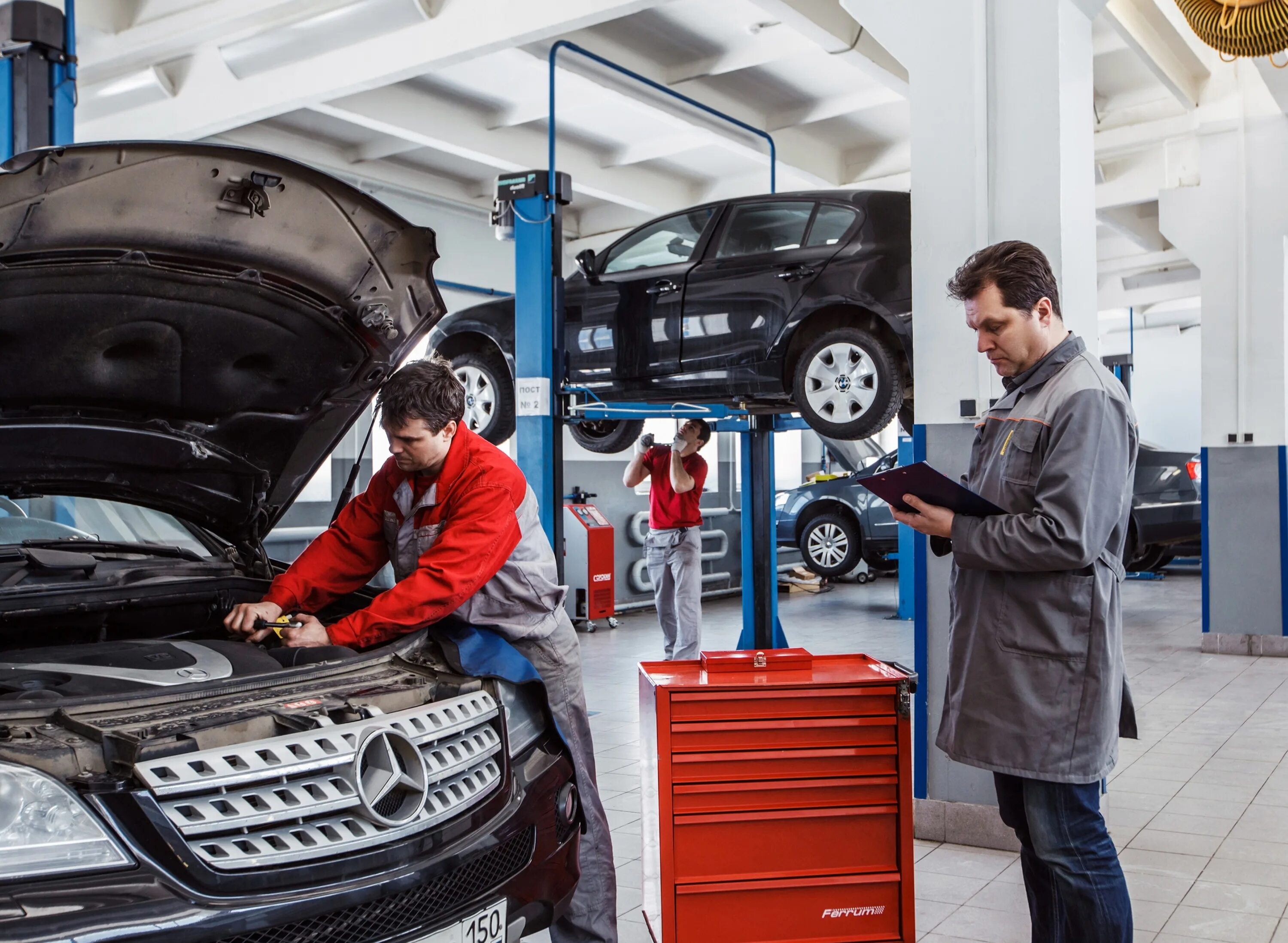 Автомастерская. Автомобиль в сервисе. Техническое обслуживание авто. Автомобиль в автосервисе. Car company все открыто