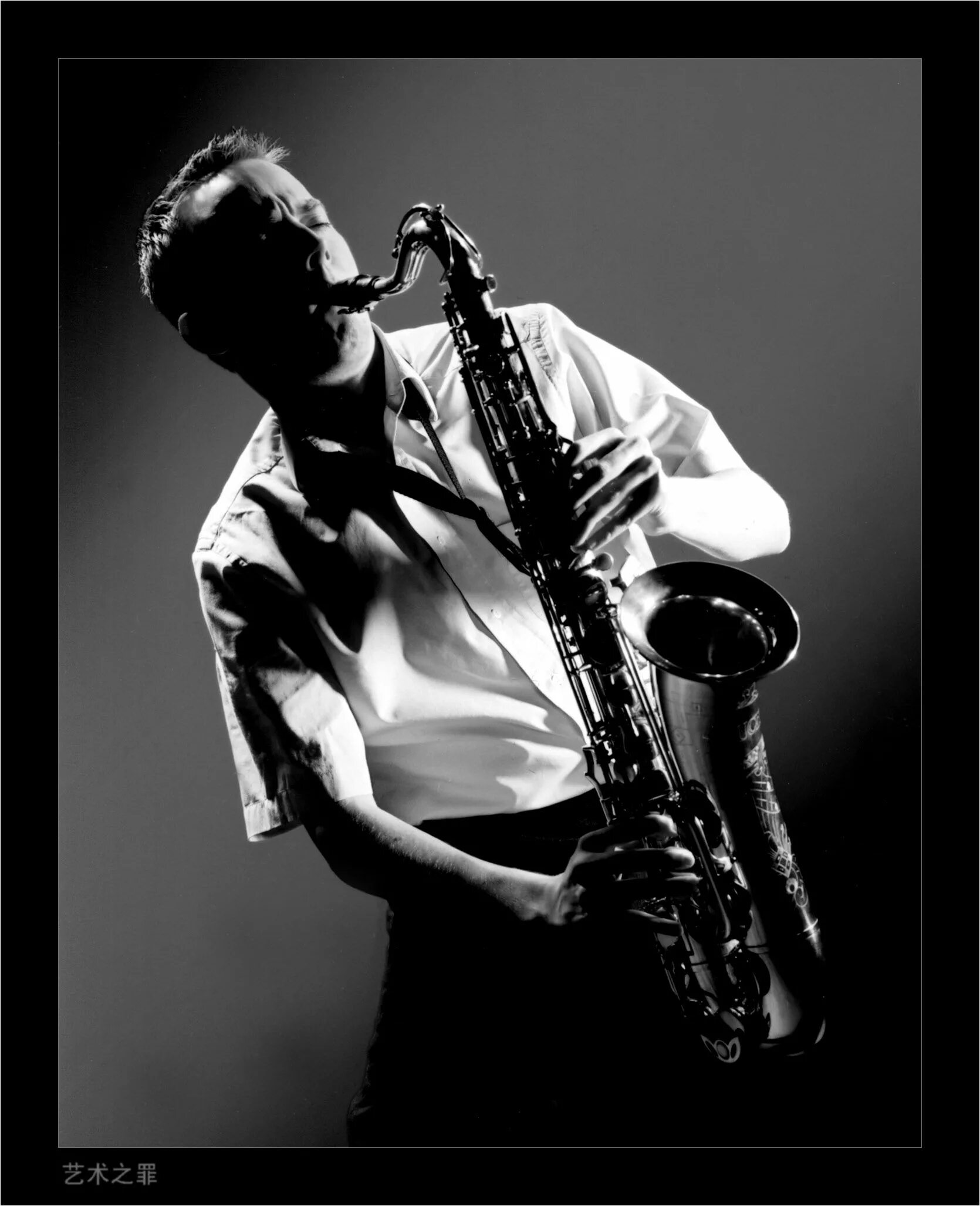 Play saxophone. Саксофон и музыкант. Саксофонист фото. Позы с саксофоном.