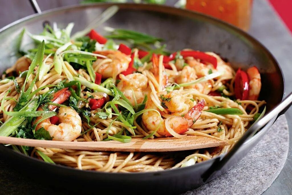 Лапша вок рецепт с курицей и овощами. Азиатская лапша wok. паназиатская лапша вок с креветкой. wok фунчоза дары моря. китайская лапша вок с креветками.