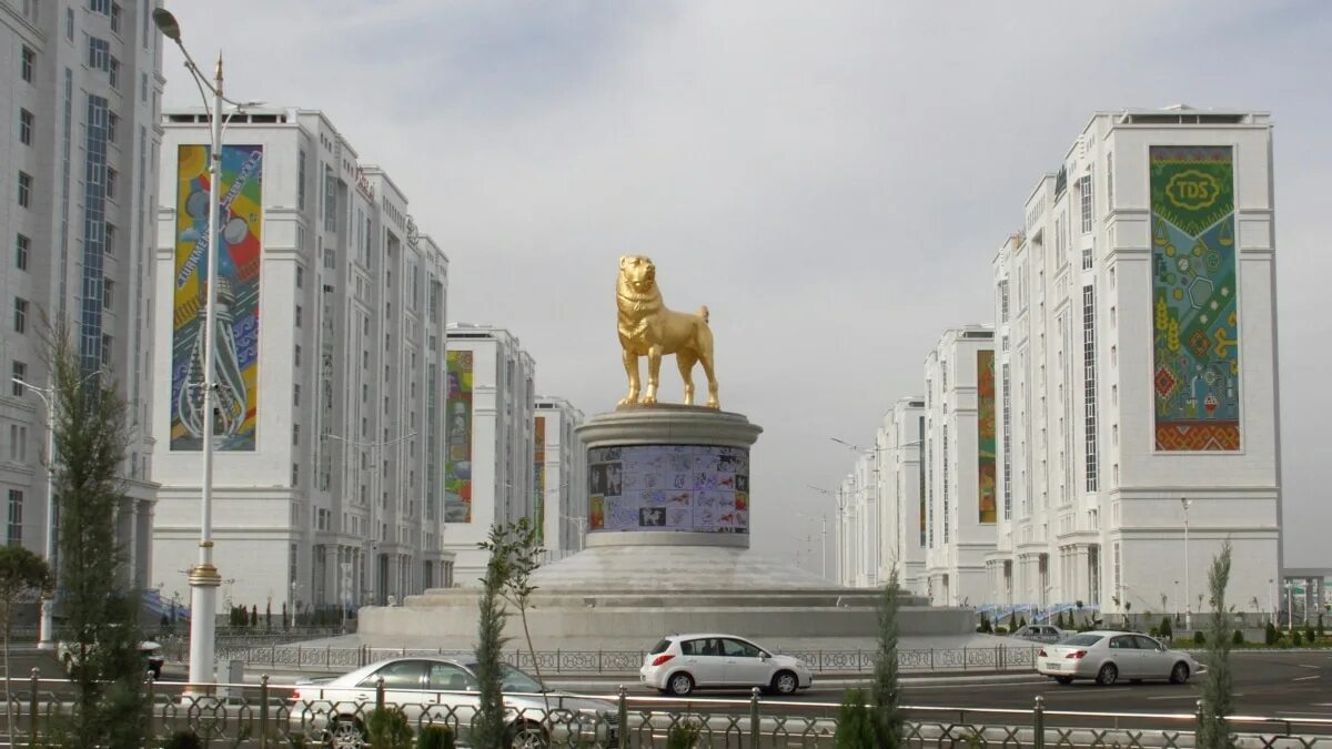 Туркменский алабай ашхабад. Алабай памятник в туркменистане. туркменский алабай бердымухамедов. золотой памятник туркменбаши в ашхабаде.