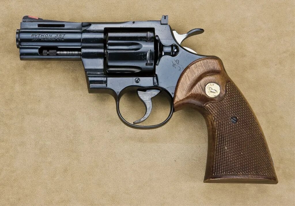 Colt перевод. Кольт 357 револьвер. Револьвер Кольт питон 357. Револьвер Colt Python 357 Magnum.