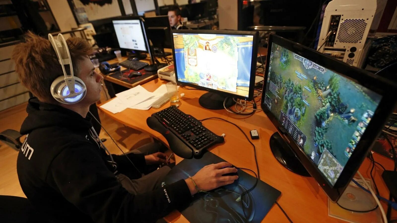 Виды современных компьютерных игр. Компьютерные игры. игрок в компьютерные игры. геймер за компьютером. хобби компьютерные игры.