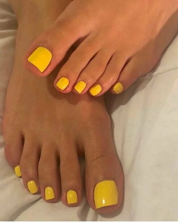 Маникюр и педикюр в одном стиле. Педикюр яркий летний. Маникюр и педикюр. Желтый маникюр и педикюр. Педикюр яркий летний.