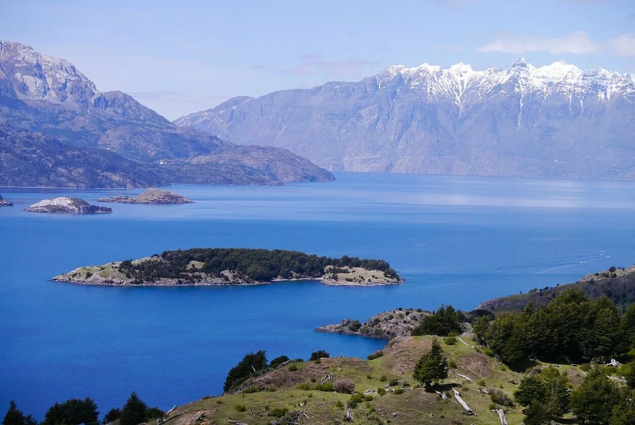 Глубокое озеро южной америки. Чили озеро Лаго Дженерал Каррера. Озеро Буэнос-Айрес Аргентина. Буэ́нос-А́йрес озеро. Самое глубокое озеро Южной Америки.
