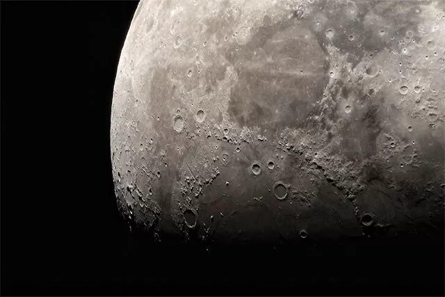 В лунных морях имеется вода