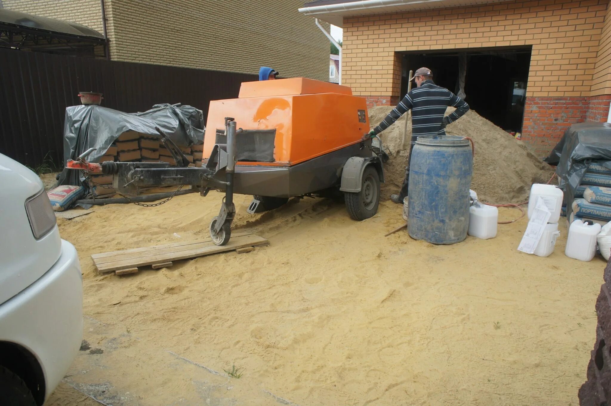 Маяки для стяжки пола. Маяк для стяжки пола 100 мм. Профиль маяки для стяжки пола 50 мм. Механизированная полусухая стяжка пола. Маяки под стяжку.