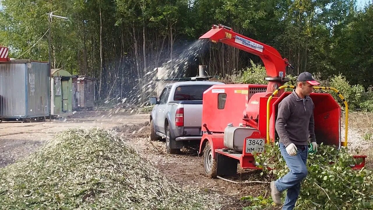 Щепорез навесной мтз 82. Измельчители веток green mech arborist. Ветки в щепу машина. Измельчитель древесины в щепу. 2 квт.