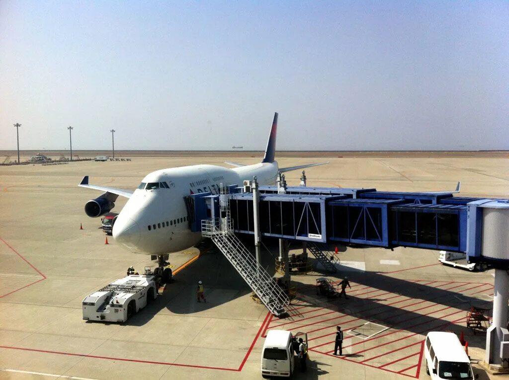 Plane gate. Отпуск самолет. airplane gate. boarding. flight is boarding.