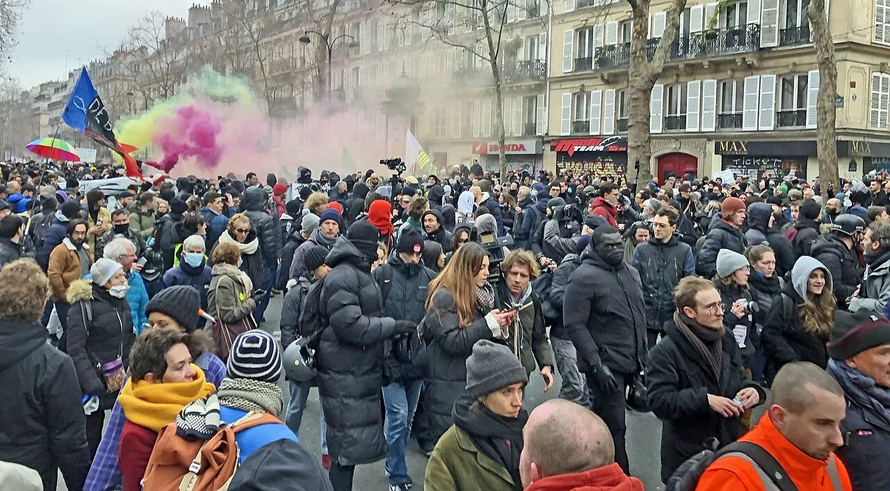 Митинги в париже. Протесты во Франции 2023. Митинги в Париже 2023. Протесты против пенсионной реформы во Франции. Протестующие во Франции.