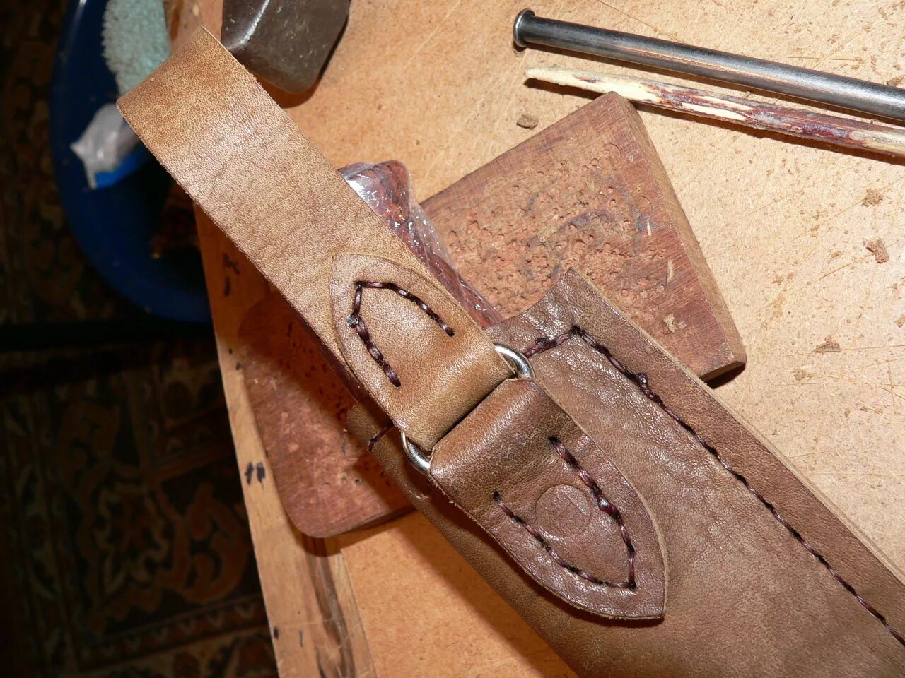 Самоделки из кожи. Кожаный ремень прошитый. Шорник для кожи. Как сделать кожу более жёсткой в домашних условиях. Ножны для ножа.