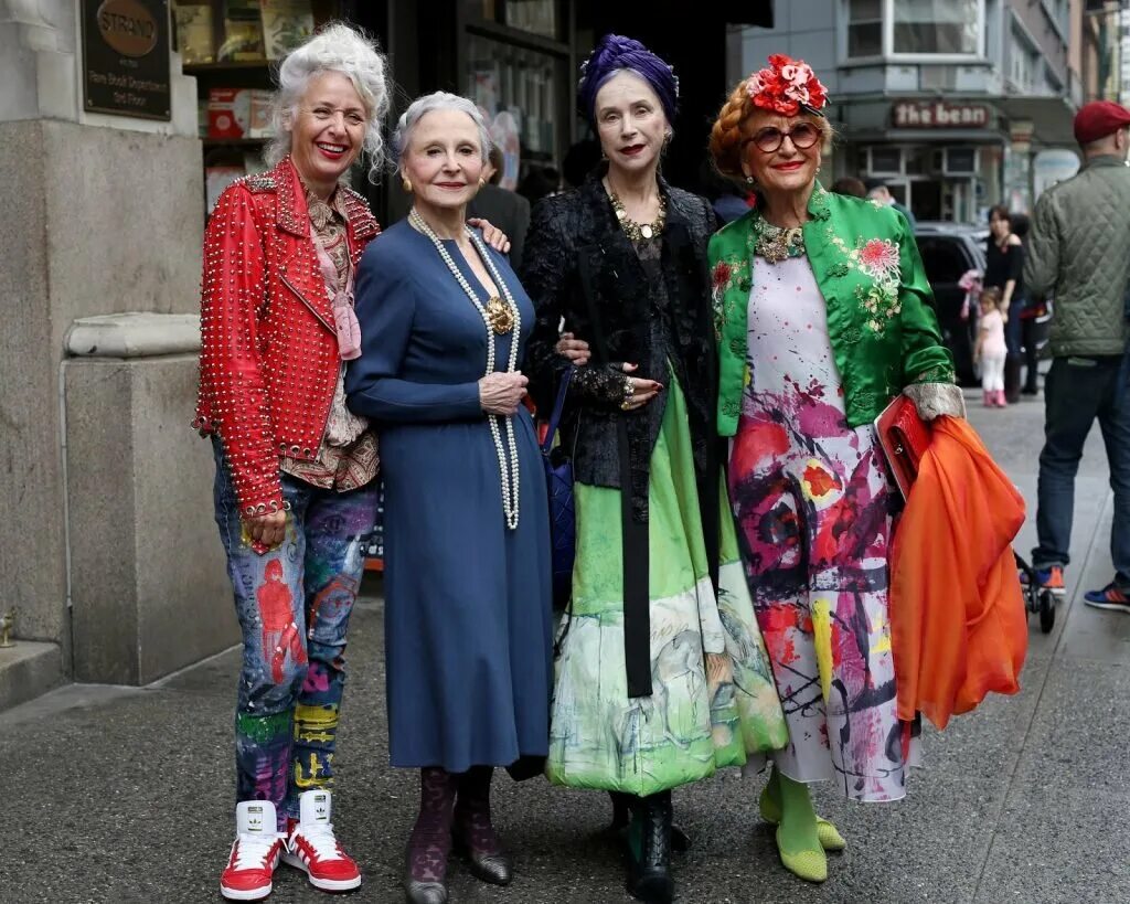 Старая жена 4. Стильные бабушки. Модная бабушка. Яркая старушка модная. Четыре модные старушки.
