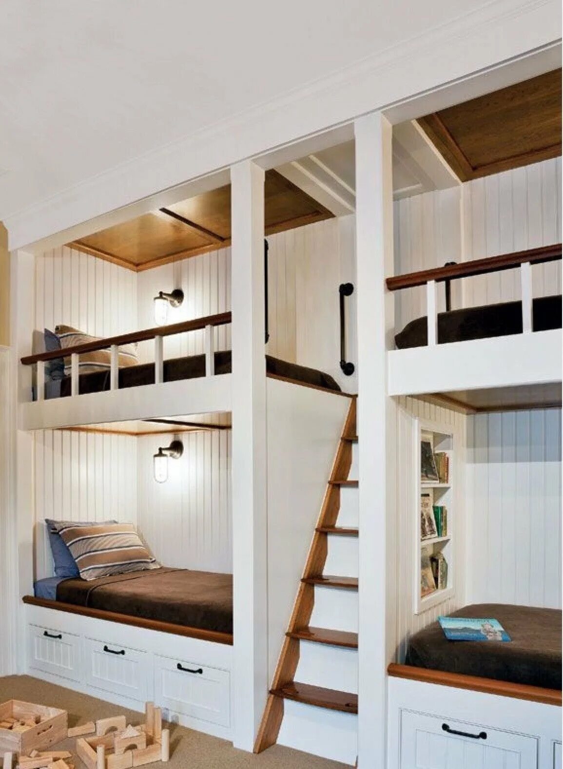 Двухэтажный спальный. Двухэтажная кровать. Встроенные двухъярусные кровати. Двухэтажная кровать для детей. Комната с двух итажной кровати.