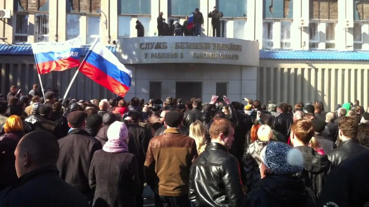 Луганск 2014 здание СБУ. Штурм Луганска 2014. Штурм Донецкой ОГА 2014. Референдум в Луганске 2014. 1 мая 2014 г