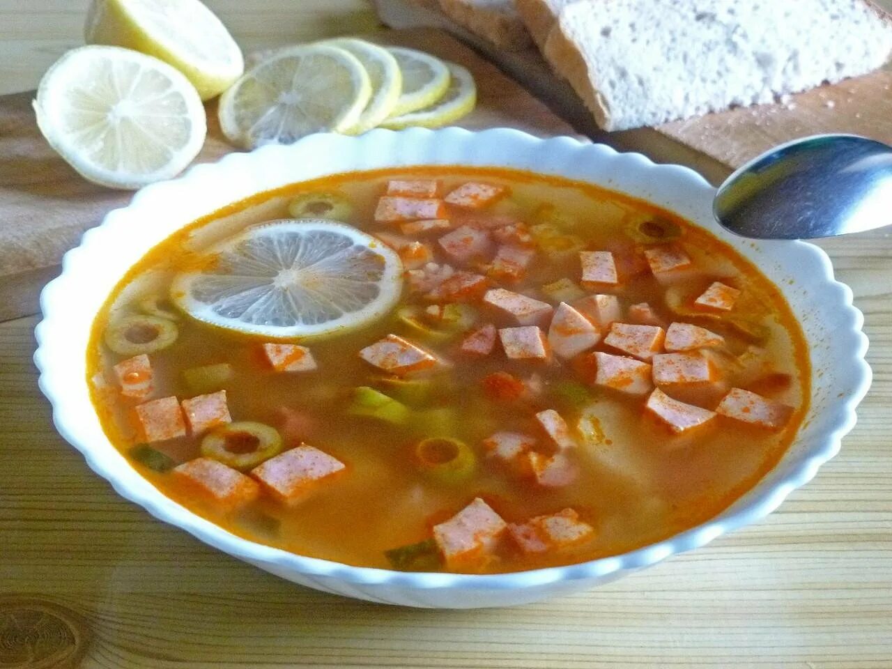 Солянка сборная с колбасой и картошкой. Солянка с копченой колбасой. Приготовление солянки. Солянка с лимоном. Солянка рецепт классическая с картошкой и мясом