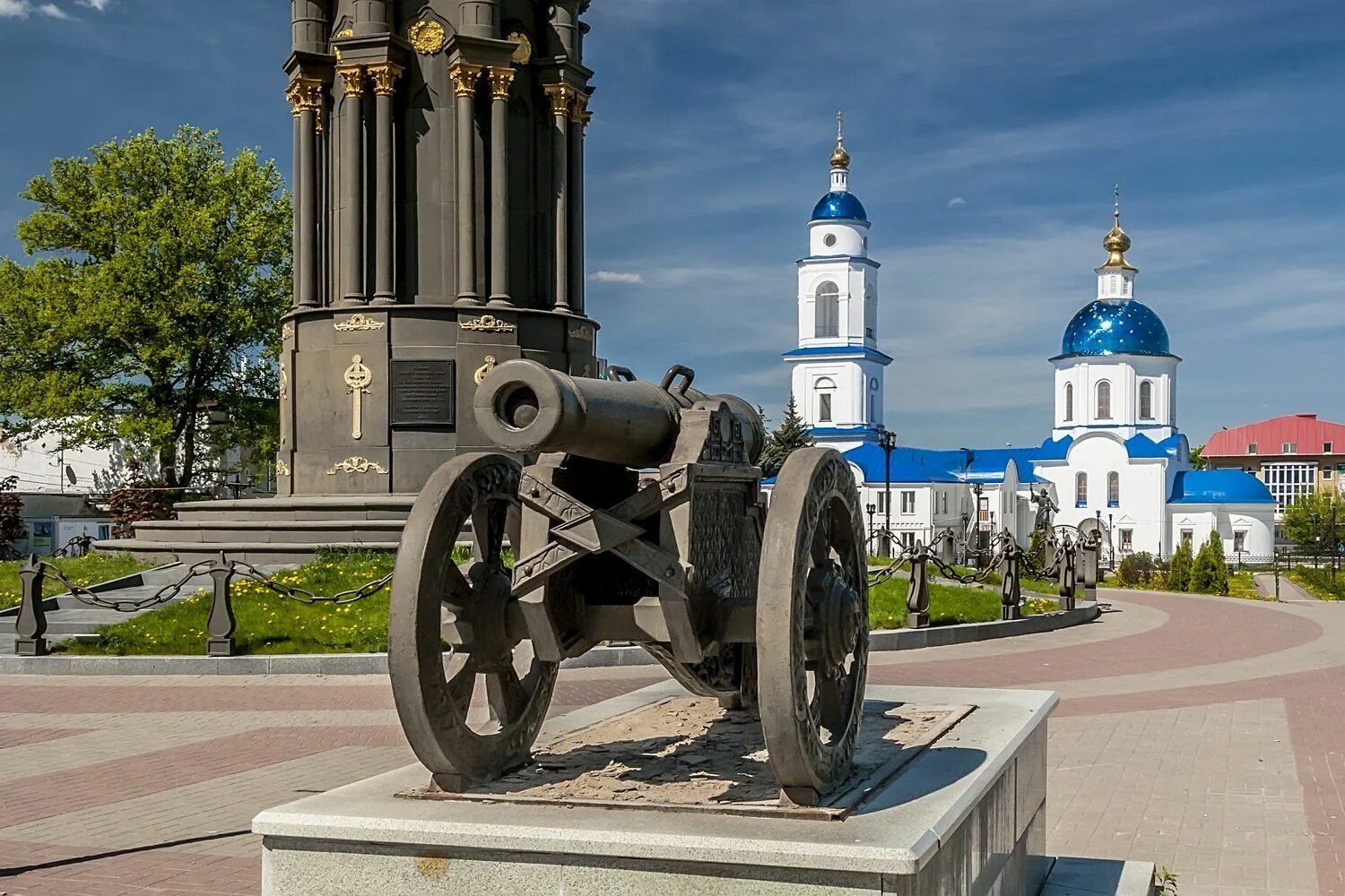 Малоярославец калужская область монастырь женский. Сенная площадь малоярославец. Город малый ярославец калужская область. Памятники малоярославца. Казанская церковь малоярославец.