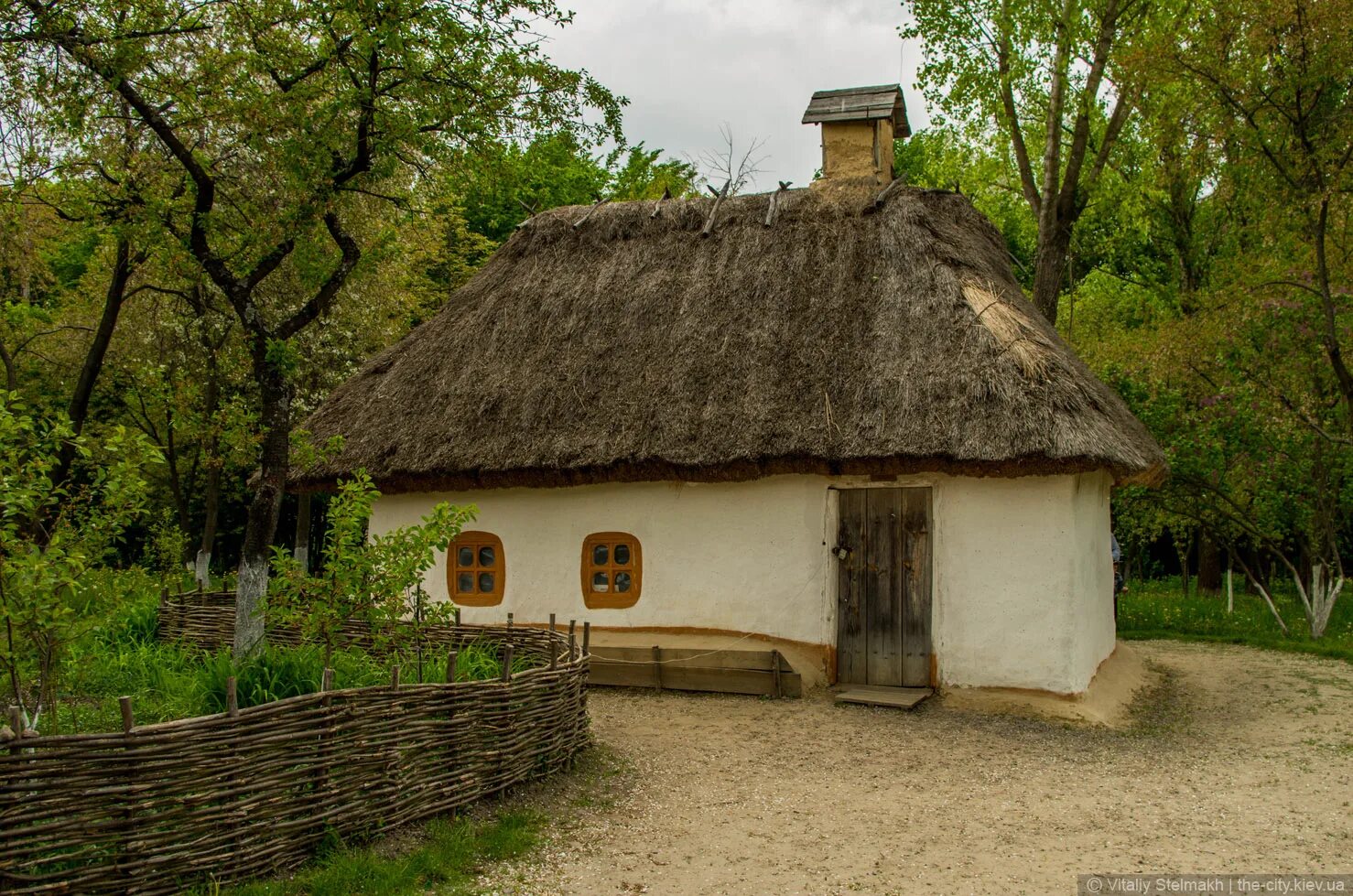 Украинская сельская хата-мазанка. Украинская хата мазанка. Укр дом. Хаты мазанки украина. Укр дом.