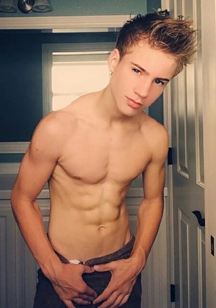 Джастин барнхилл блондин. Красивый парень твинк. Юноши плюс юноши. Беншин твинкс. Красивые парни твинки.