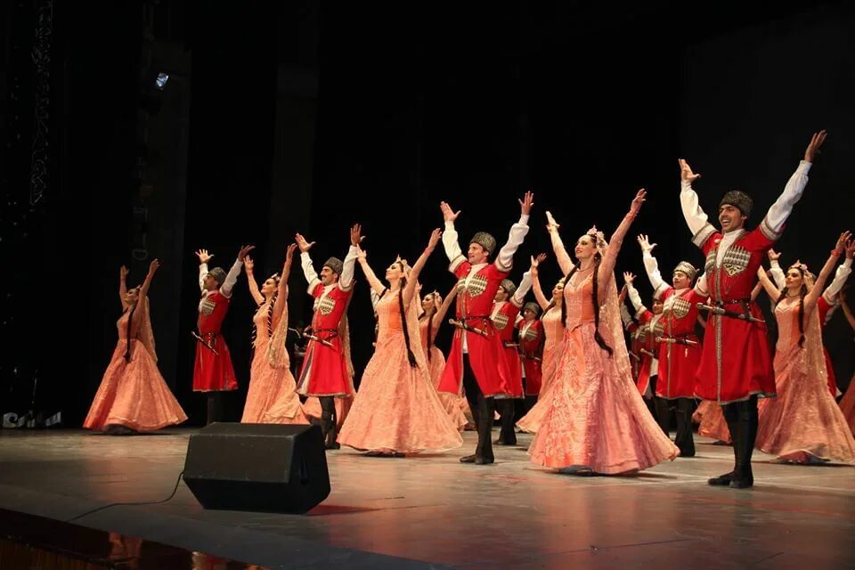 Ансамбль лезгинка дагестан. Грузинский танец картули. Академический ансамбль танца дагестана «лезгинка». Ансамбль лезгинка дагестан. Ансамбль лезгинка дагестан.