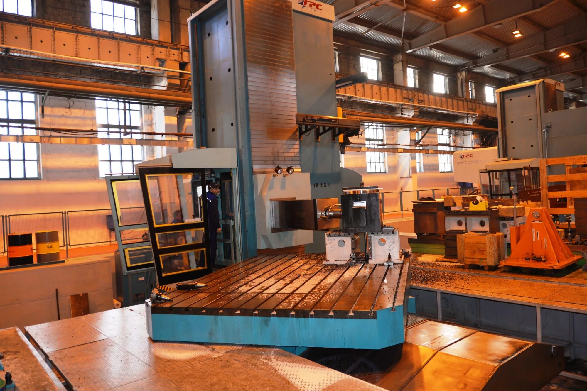 аккумуляторы уралмаш. завод урбо екатеринбург. много батареек. аккумуляторный мир сулимова. уралмаш желтый.