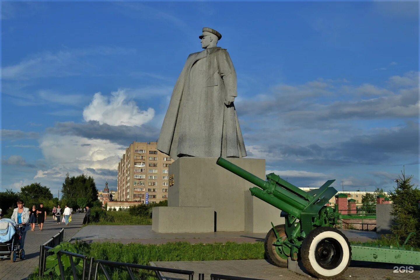 Памятники киров. Памятник маршалу Коневу Киров. Маршал Конев Киров памятник. Памятник Конева Киров. Памятник Коневу Киров памятники.