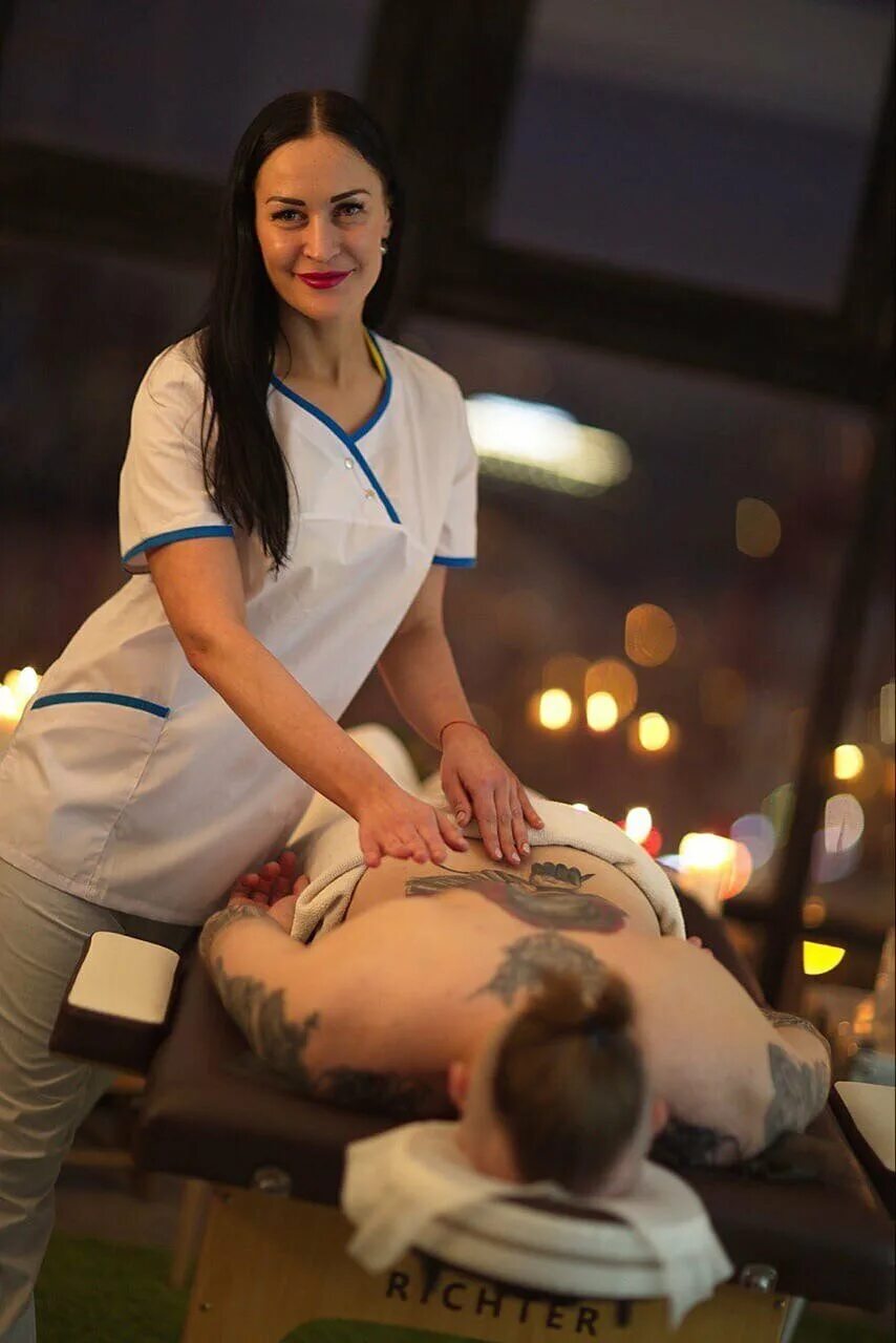 Alexis massage. Красивая массажистка. Массажистки в салоне. Женщина массажист. Женщина массажистка.