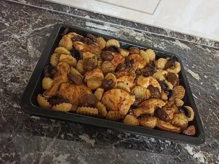 Картошка в духовке с курицей и грибами