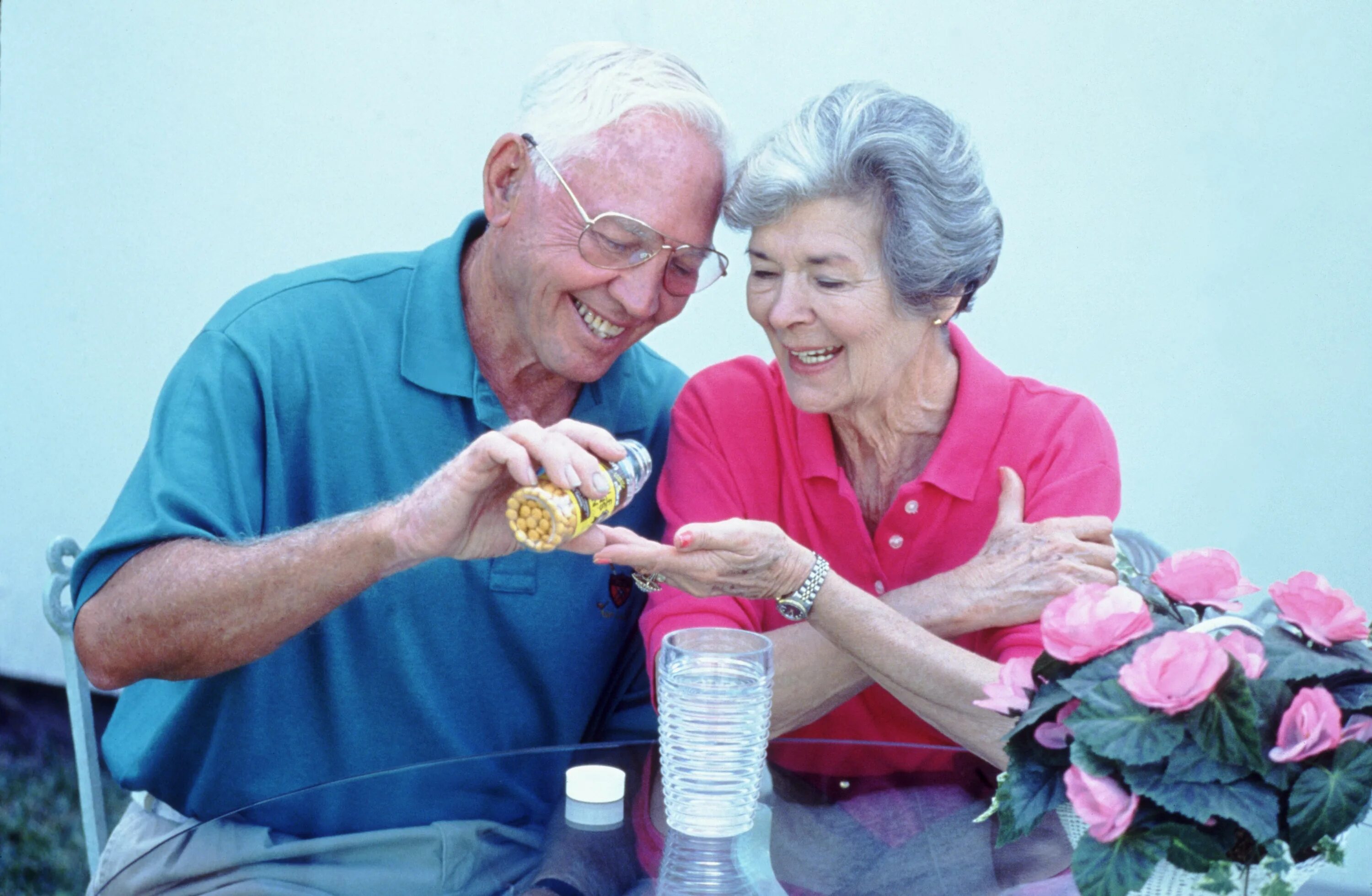 Витамины в пожилом возрасте. Витамины для пенсионеров. Заболевания после 60 лет. Руки после 60 лет. Отношения после 60 лет