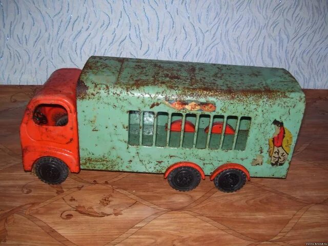 Игрушки родом из СССР - маленькие металлические машинки