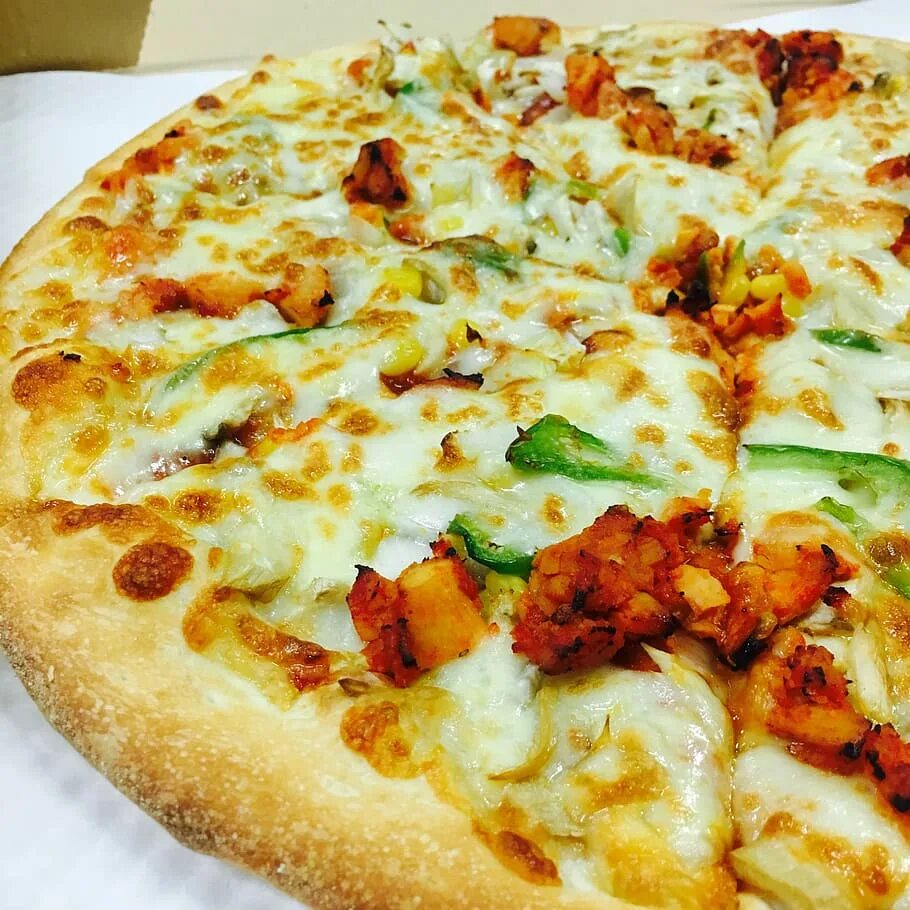 Начинка для пиццы с сыром. "Пицца". Аппетитная пицца. Пицца с плавленным сыром. Итальянская пицца с мясом.