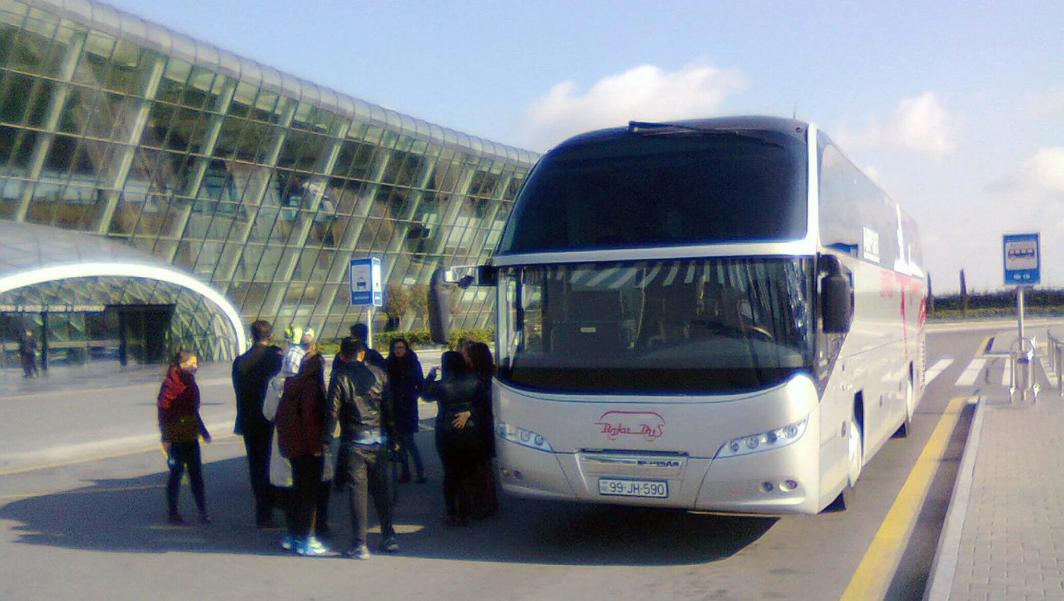 Автобус до аэропорта баку. Бакинский автобус. Баку аэропорт автобусы. Автобусы баку. Баку аэропорт автобусы.