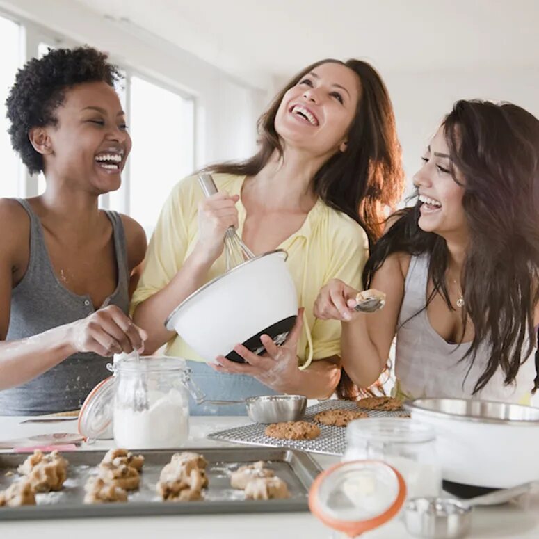 Пикник в женском коллективе. Женщины на пикнике фото. Four friends Cooking together. Friends Series Cooking.