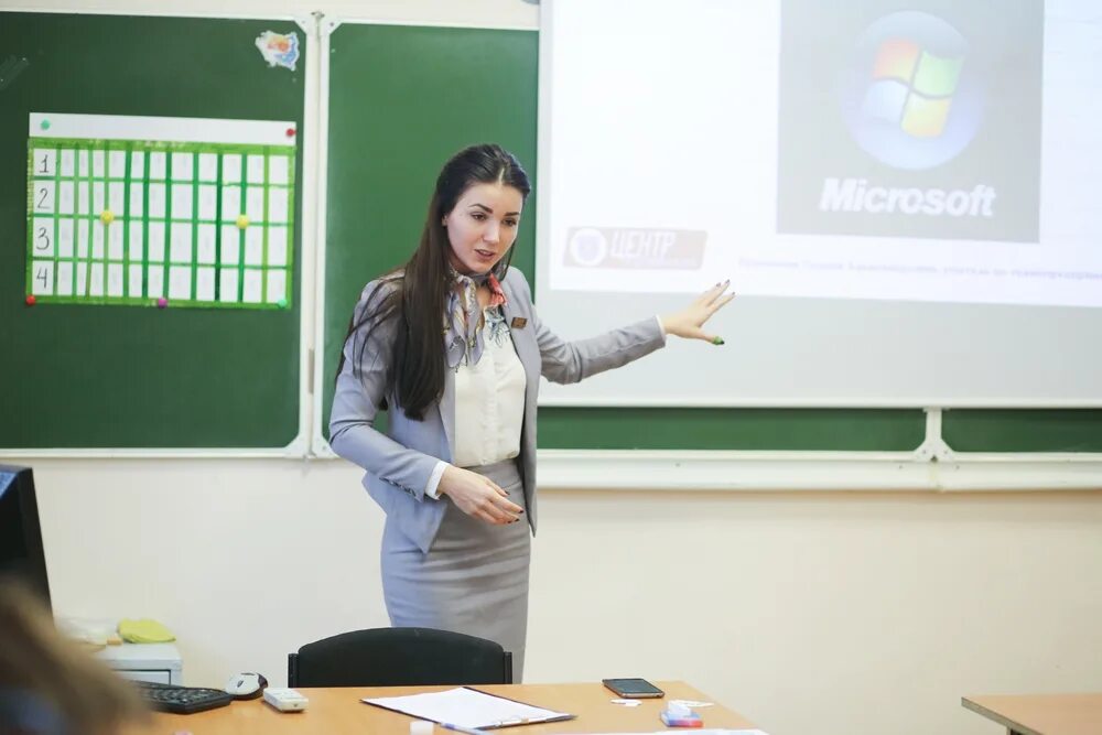 молодой учитель дал открытый урок. уроки в школе на английском 7 класс. ученики 2 класса. молодые учителя в школах. молодой учитель.