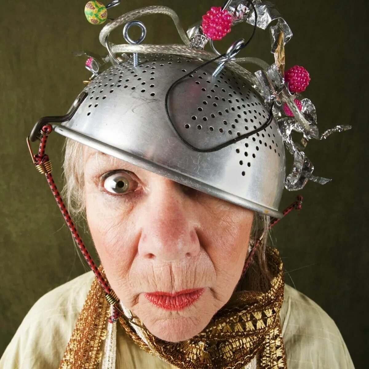 Тетка н. Дуршлаг на голове. Бабушка с кастрюлей на голове. Женщина с кастрюлей на голове.