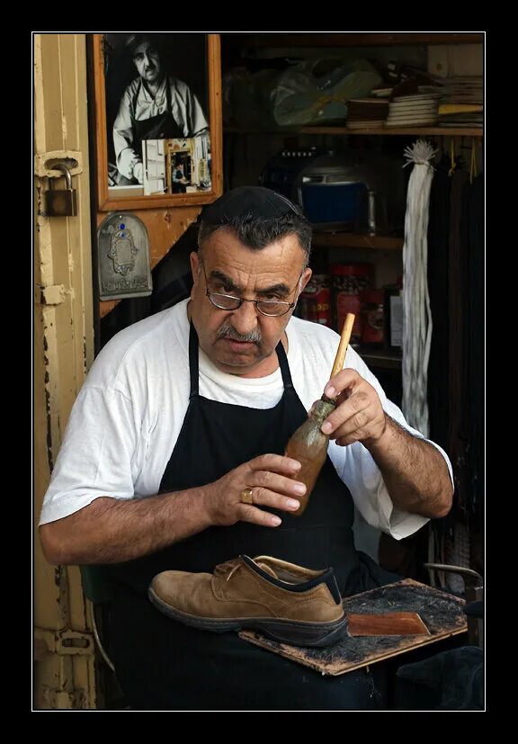 Армянский сапожник. Сапожник livejournal. Сапожник livejournal. Алексей рощин мгу. Обувщик.