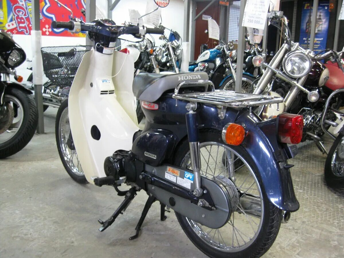 Супер каб 50. Honda super Cub 50. Мопед Honda super Cub 50. Хонда куб мопед 50 кубов. Мопед японский Honda super Cub 50 кубов.