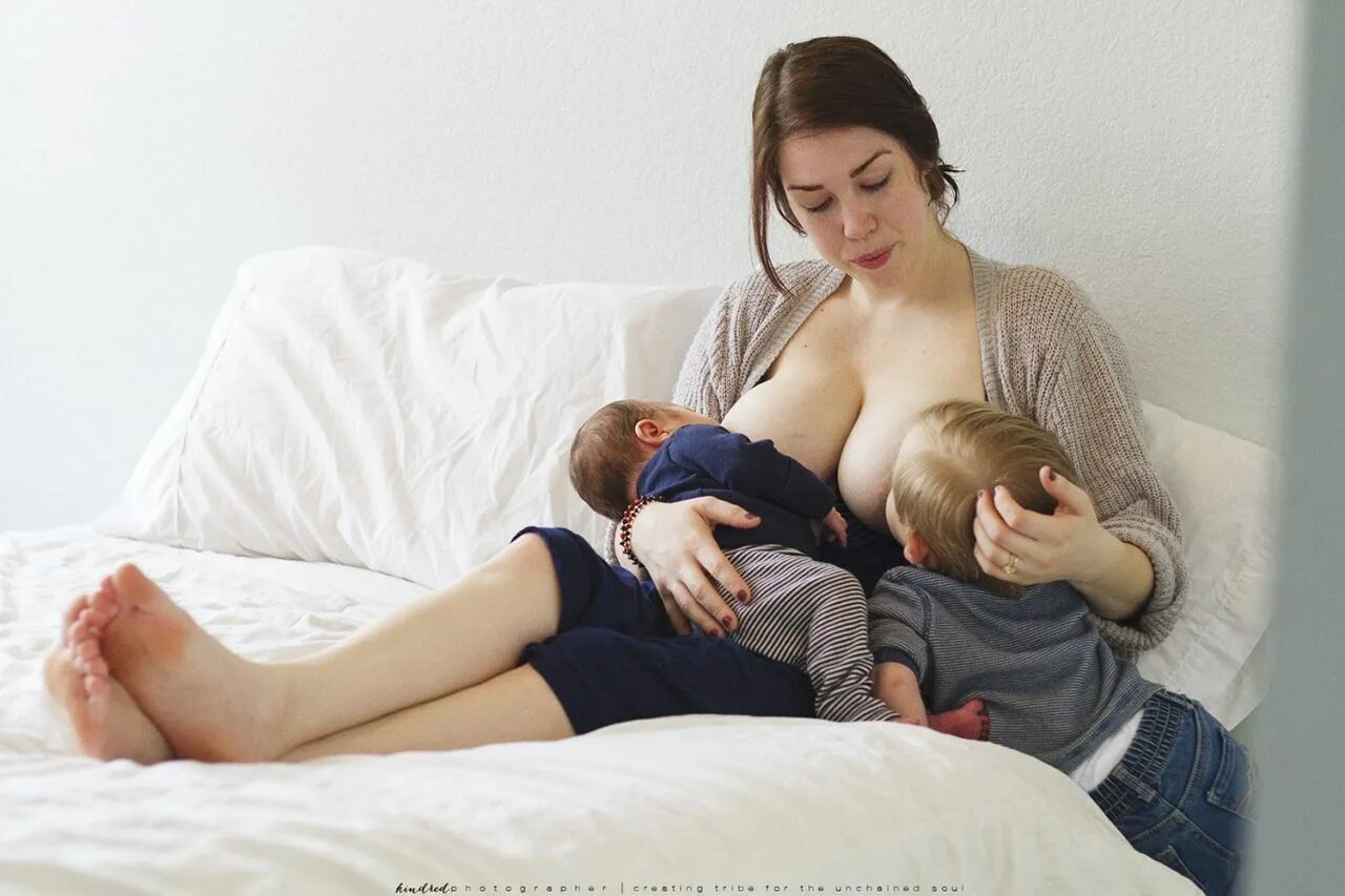 Титя видео. Парамеева Breastfeeding. Кормление грудью. Кормление грудью фотосессия. Молодые мамы с грудными детьми.